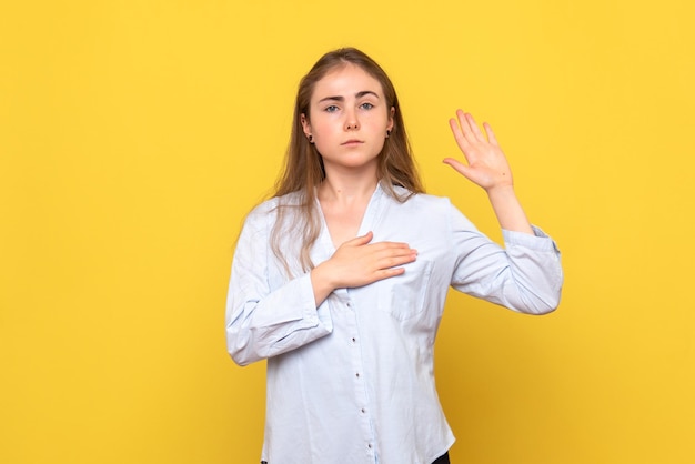 Vue de face d'une jeune femme en train de jurer