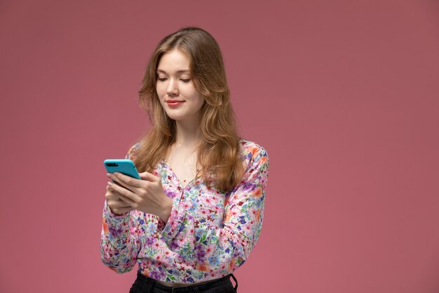 Vue de face jeune femme traque ses meilleurs amis