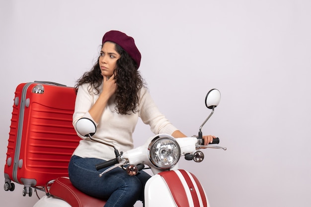 Photo gratuite vue de face jeune femme à vélo avec son sac sur fond blanc couleur ride route vitesse véhicule de vacances