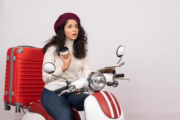 Vue de face jeune femme à vélo tenant une carte et un café sur fond blanc ville couleur route vacances vitesse du véhicule