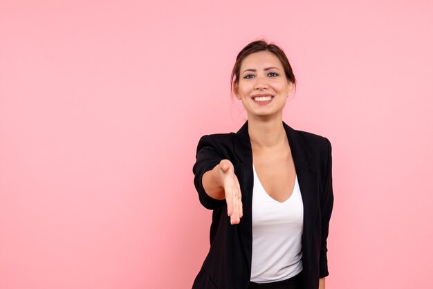 Vue de face jeune femme en veste sombre sur fond rose