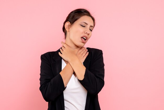 Vue de face jeune femme en veste sombre sur fond rose