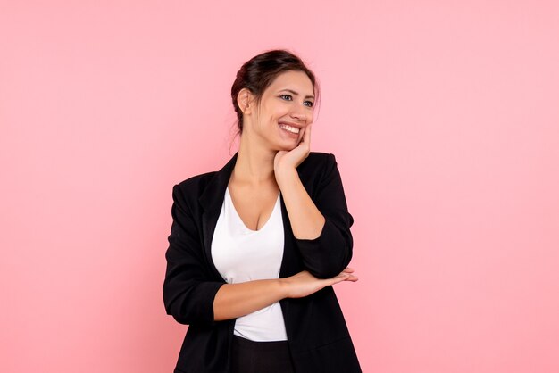 Vue de face jeune femme en veste sombre sur fond rose