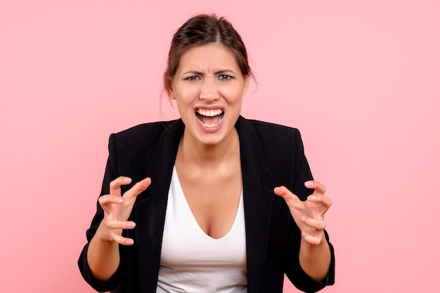 Photo gratuite vue de face jeune femme en veste sombre sur fond rose