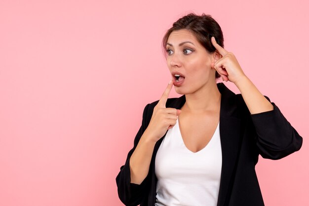 Vue de face jeune femme en veste sombre sur fond rose