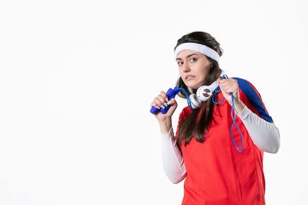 Vue de face jeune femme en vêtements de sport