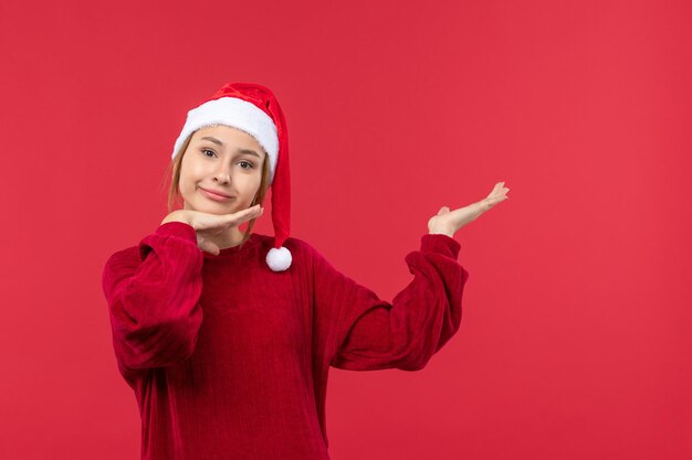 Vue de face jeune femme avec visage souriant, Noël de vacances rouge
