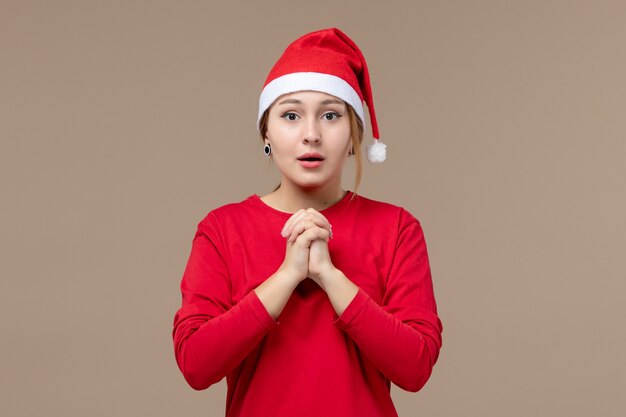 Vue de face de la jeune femme avec un visage surpris sur brown