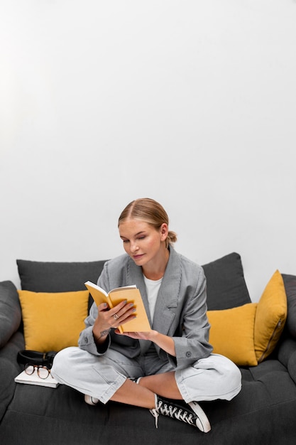 Photo gratuite vue de face jeune fille lisant un livre