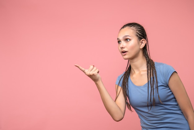 Vue de face de la jeune fille parlant à quelqu'un sur rose