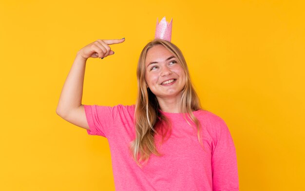 Vue de face d'une jeune fille portant un concept de couronne