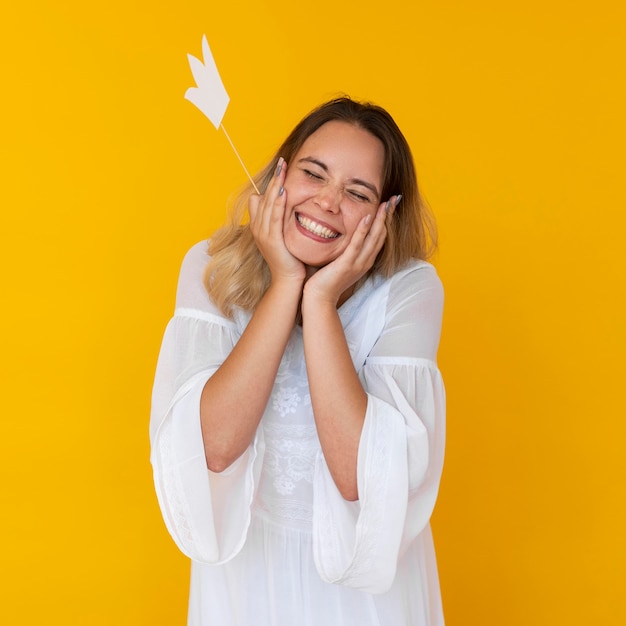 Photo gratuite vue de face d'une jeune fille portant un concept de couronne