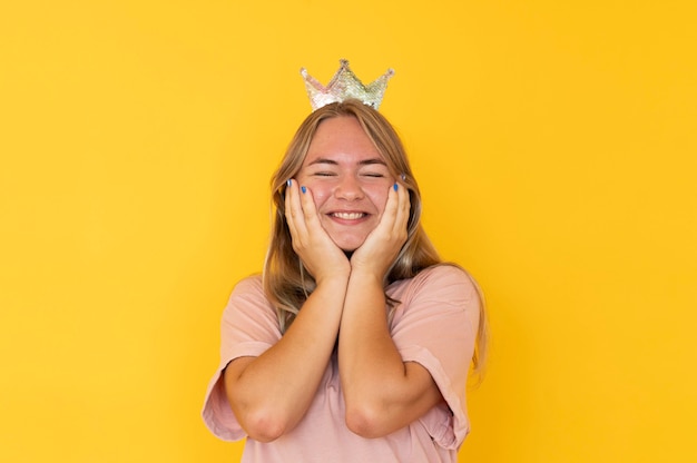 Vue de face d'une jeune fille portant une couronne avec espace copie