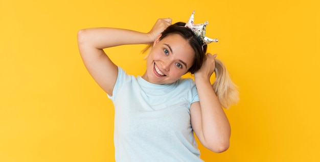 Vue de face d'une jeune fille portant une couronne avec espace copie