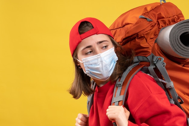 Vue de face jeune fille de voyageur avec sac à dos et masque