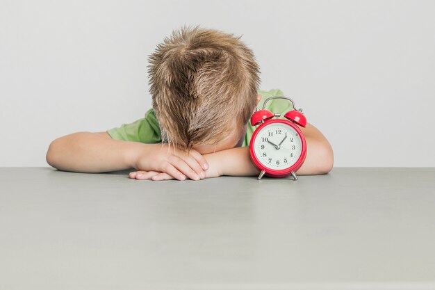 Vue de face jeune garçon très fatigué