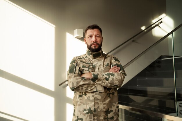 Vue de face jeune général en uniforme