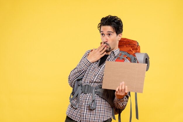 Vue de face jeune homme allant en randonnée avec sac à dos sur fond jaune voyage en avion nature campus forêt émotion carte de l'entreprise