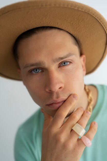 Vue de face jeune homme aux yeux bleus