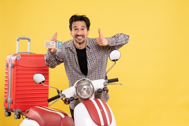 Vue de face jeune homme avec billet de maintien de vélo sur jaune