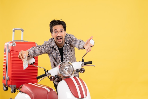 Vue de face jeune homme avec billet de maintien de vélo sur jaune