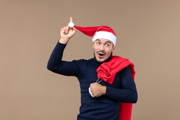 Vue De Face Jeune Homme Avec Bonnet Rouge Et Sac Présent, Vacances Noël Santa Photo gratuit
