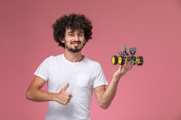 Vue de face jeune homme bravo à une nouvelle innovation