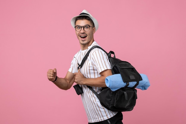 Vue de face jeune homme en chemise blanche avec son sac sur fond rose