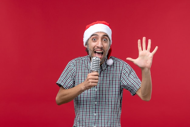 Vue De Face Jeune Homme Comptage Montrant Le Nombre Sur Le Mur Rouge émotion Vacances Chanteur Musique