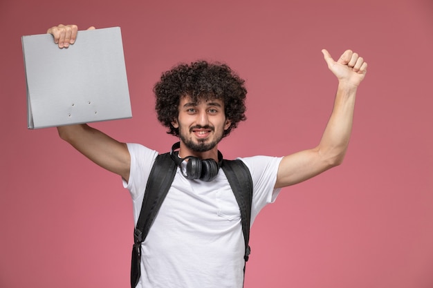 Photo gratuite vue de face jeune homme démontrant son classeur