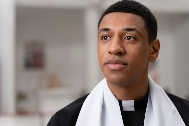 Vue de face jeune homme à l'église