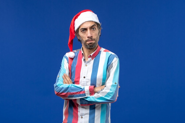 Vue de face jeune homme avec une expression de colère, homme d'émotion de noël