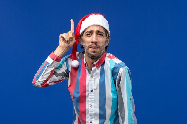 Vue De Face Jeune Homme Avec Une Expression Confuse Sur Les Vacances D'émotion Masculine De Bureau Bleu