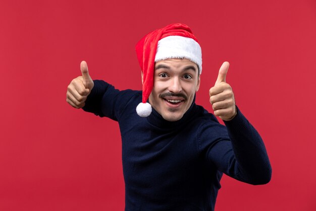 Vue de face jeune homme avec une expression excitée sur fond rouge