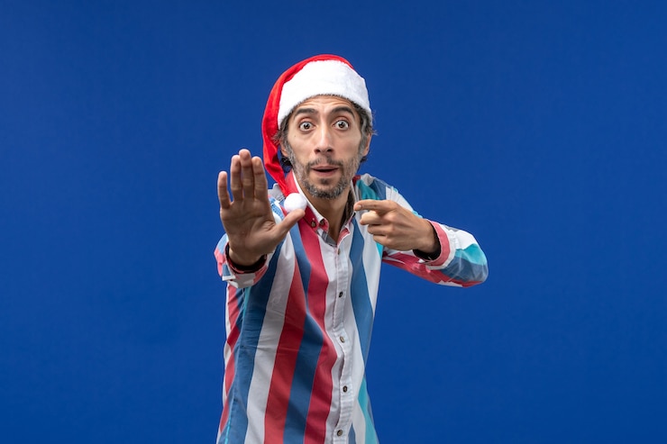 Photo gratuit vue de face jeune homme avec expression nerveuse, émotion noël mâle