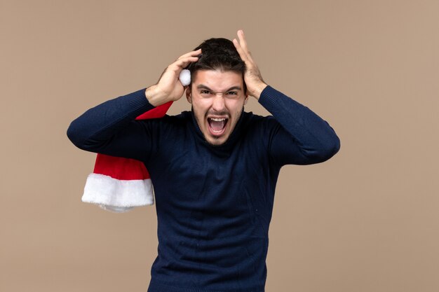 Vue de face jeune homme avec expression nerveuse, émotion de noël noël