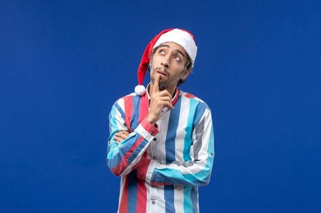 Vue de face jeune homme avec expression de pensée, homme d'émotions de noël