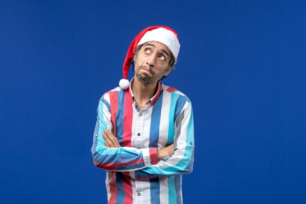 Vue de face jeune homme avec expression de pensée, homme d'émotions de noël