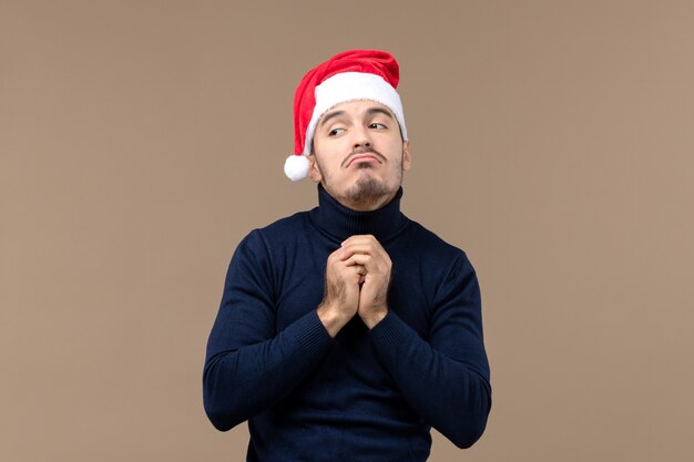 Vue de face jeune homme avec une expression triste, émotions vacances de Noël