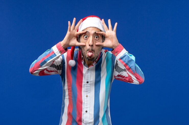 Photo gratuit vue de face jeune homme faisant des grimaces, homme de vacances émotions