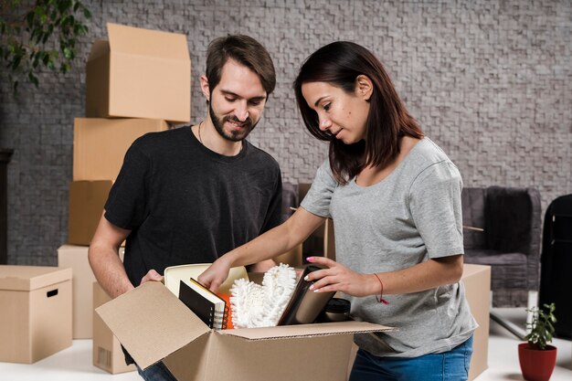 Vue de face jeune homme et femme se préparant à bouger