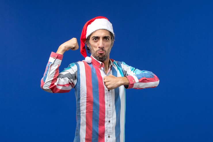 Photo gratuit vue de face jeune homme fléchissant avec un visage excité, homme de vacances d'émotions