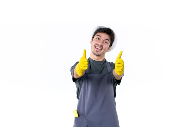 Vue de face jeune homme en gants jaunes sur fond blanc fleur herbe bush usine travail jardin arbre jardinier