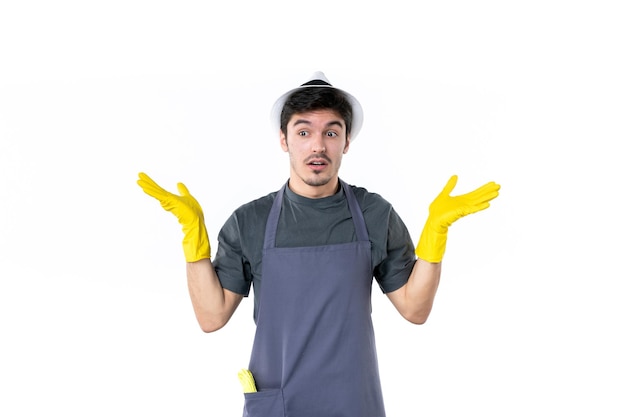 Vue de face jeune homme en gants jaunes sur fond blanc fleurs bush usine travail jardin herbe arbre jardinier vert