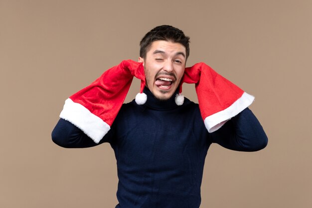 Vue de face jeune homme avec grimace, émotion de vacances de Noël