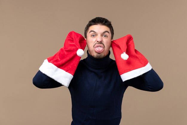 Vue de face jeune homme avec grimace, émotions de vacances de Noël