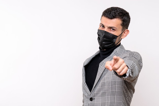 Vue de face jeune homme avec masque noir debout sur fond blanc isolé