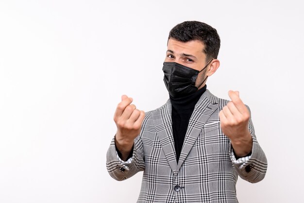 Vue de face jeune homme avec masque noir debout sur fond blanc isolé