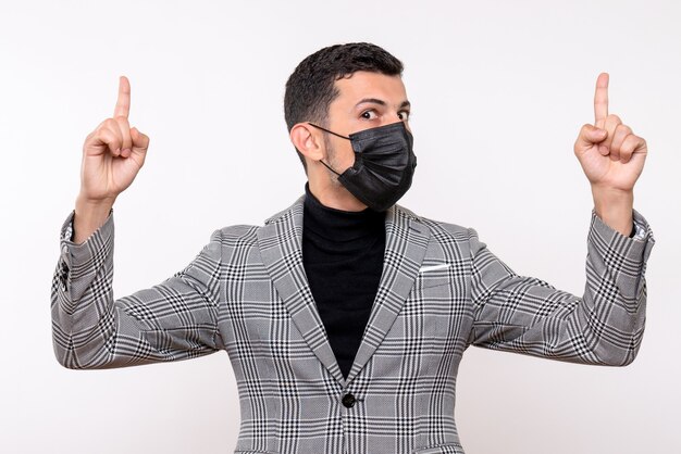 Vue De Face Jeune Homme Avec Masque Noir Pointant Avec Le Doigt Debout Sur Fond Blanc Isolé