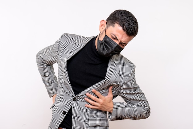 Vue de face jeune homme avec masque noir tenant son dos debout sur fond blanc isolé